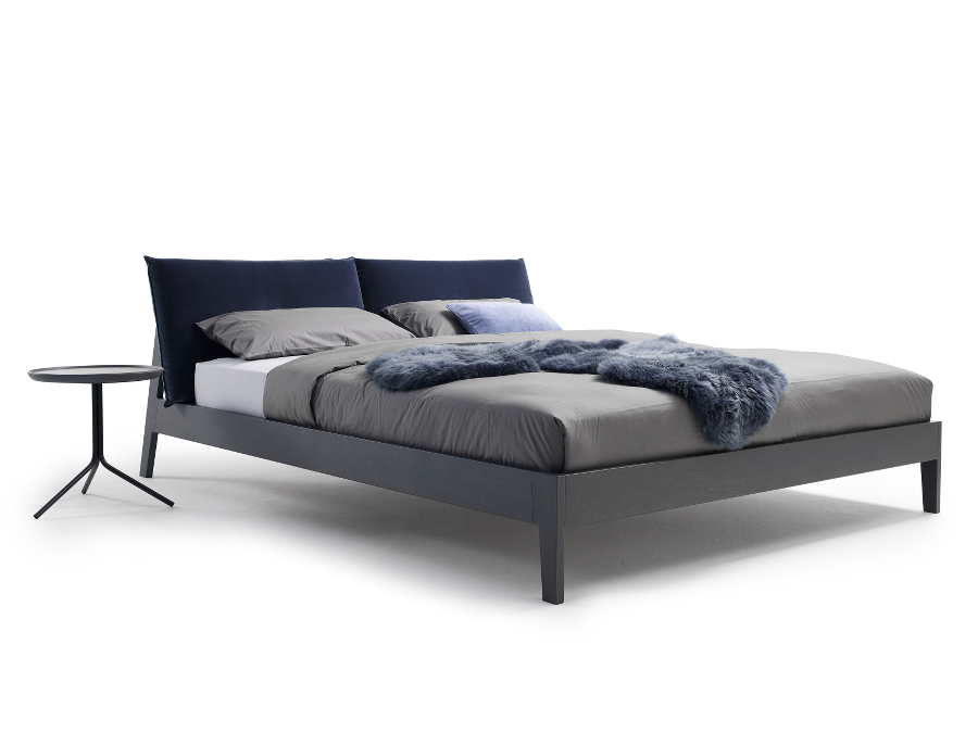 Möller Design Bett Alva 180 x 200 cm Eiche schlammfarbig gebeizt, Kopfteilhöhe 89cm, Bezug: Harald Kvadrat 792