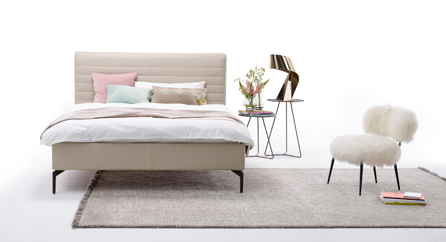 Möller Design Bett PAD 180 x 200 cm, BS 20 cm, KT: 111 cm, Bezug: Leder Trento Ivory PG 7